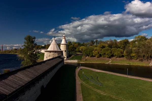在一个夏日晴朗的日子里 普斯科夫克里姆林宫在城市河边的景色 步行游客的路径 — 图库照片