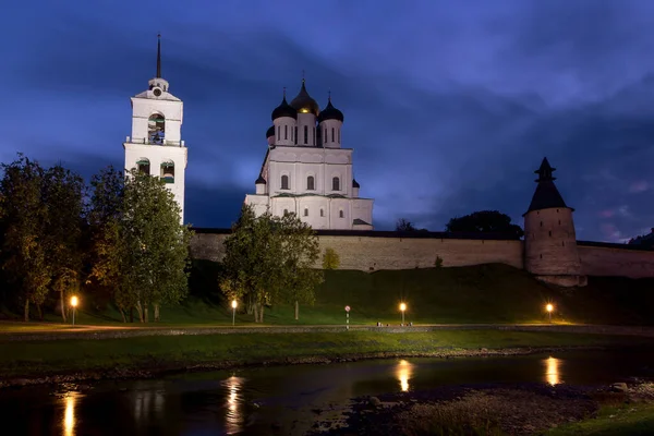 Вид Ночной Псковский Кремль Реки Города Летний Ясный День Прекрасный — стоковое фото