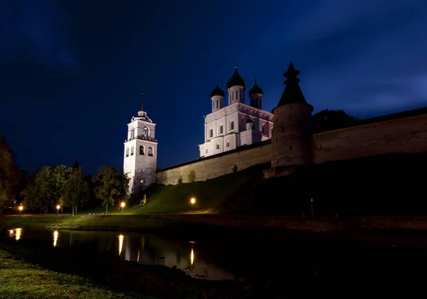 Utsikt Över Natten Pskov Kreml Nära Stadens Flod Sommar Klar — Stockfoto