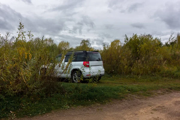 Universal Vit Crossover Bil Parkerad För Resenärer Territorierna Kustreservat Pskov — Stockfoto