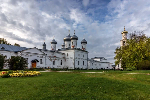 Panorama Starożytnego Męskiego Klasztoru Jerzego Przedmieściach Veliky Nowogród Jesień Jasne — Zdjęcie stockowe