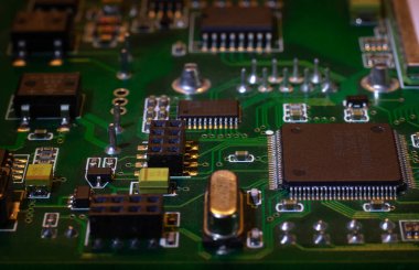 Yeşil devre kartının makro yakın çekim görüntüleri, bilgisayar ana kartı bileşenleri: mikro devreler, işlemciler, transistörler, yarı iletkenler. Elektronik bir cihazın içinde, süper bilgisayarın parçaları..