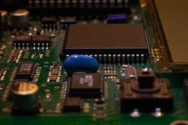 Yeşil devre kartının makro yakın çekim görüntüleri, bilgisayar ana kartı bileşenleri: mikro devreler, işlemciler, transistörler, yarı iletkenler. Elektronik bir cihazın içinde, süper bilgisayarın parçaları..