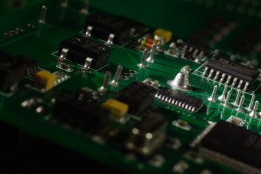 Yeşil devre kartının makro yakın çekim görüntüleri, bilgisayar ana kartı bileşenleri: mikro devreler, işlemciler, transistörler, yarı iletkenler. Elektronik bir cihazın içinde, süper bilgisayarın parçaları..