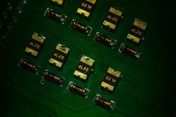 緑の回路基板 コンピュータマザーボードのマクロクローズアップショットコンポーネント マイクロ回路 プロセッサ トランジスタ 半導体 電子機器の中にはスーパーコンピュータの一部が — ストック写真