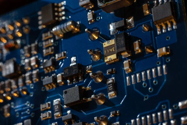 在晶体管和电子设备处理器之间带有导体条纹的蓝色印刷电路板 Pcb 的特写 升级和抽象背景中的信息技术 — 图库照片