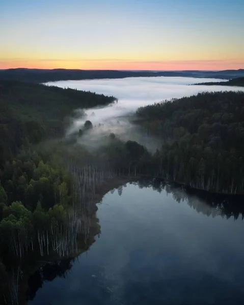 鳥の目のビューから山岳地帯の朝の霧 夜明けと霧の川の明るい色 — ストック写真