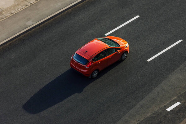 Современный городской автомобиль на улицах города, сфотографированный с беспилотником