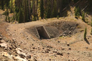 Tarihsel Tirbuşon Köprüsü Yellowstone Ulusal Parkı, Wyoming 'deki Doğu Giriş Yolu boyunca görünüyor.