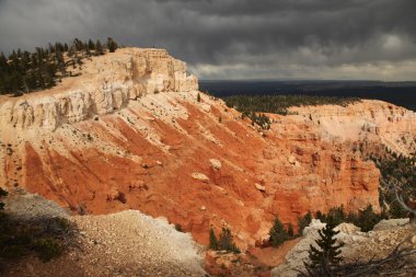 Turuncu kayanın üzerindeki fırtına bulutları Bryce Canyon Ulusal Parkı, Utah 'taki Bristlecone Döngü Yolu' ndan görülüyor.