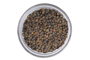 Bob izole edilmiş beyaz bir arka planda. Cam bir kasede mercimek. 