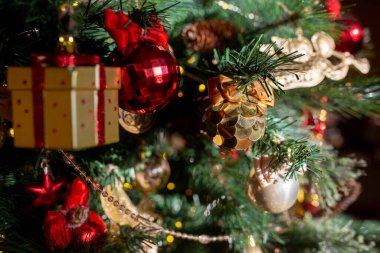 Noel süslemeleri bir şenlik ağacında. Parlak oyuncak topları sallanıyor. 