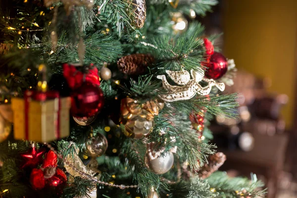 Decorações Natal Uma Árvore Festiva Bolas Brinquedo Brilhantes Penduradas Fotografia De Stock