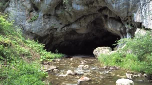 Der Riesige Eingang Der Bolii Höhle Der Nähe Der Stadt — Stockvideo