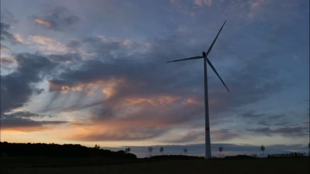 Kırsal Kesimde Gün Batımında Rüzgâr Hızı Türbini — Stok video