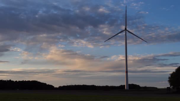 Windturbine Bij Zonsondergang Het Platteland — Stockvideo