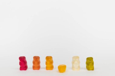  Jöle ayılar beyaz arka planda durur