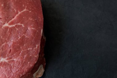 Taştan yapılmış siyah bir tahtada et