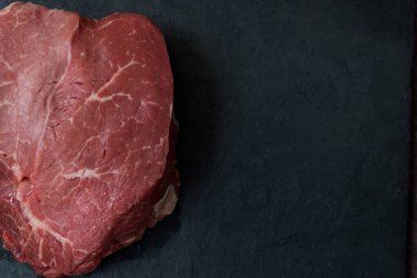 Taştan yapılmış siyah bir tahtada et