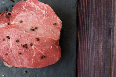 Kara tahtada tuzlu ve biberli et