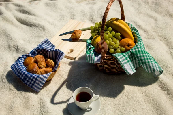 Cesta de picnic con fruta y panadería — Foto de Stock