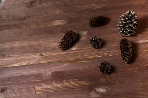 Ahşap arka planda çam kozalakları. Soyut kompozisyon. Köknar kozalakları. Çam kozalakları. Yüksek kalite fotoğraf