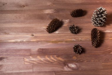 Ahşap arka planda çam kozalakları. Soyut kompozisyon. Köknar kozalakları. Çam kozalakları