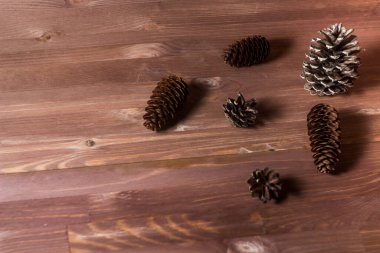 Ahşap arka planda çam kozalakları. Soyut kompozisyon. Köknar kozalakları. Çam kozalakları