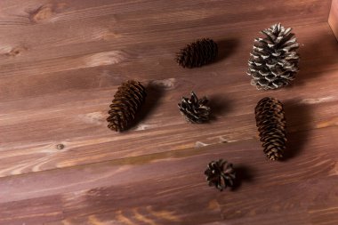 Ahşap arka planda çam kozalakları. Soyut kompozisyon. Köknar kozalakları. Çam kozalakları