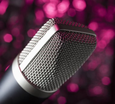 Pembe arka planda mikrofon