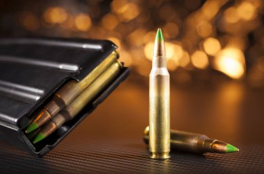 M855 cephane ve dergi için bir saldırı tüfeği ile portakal