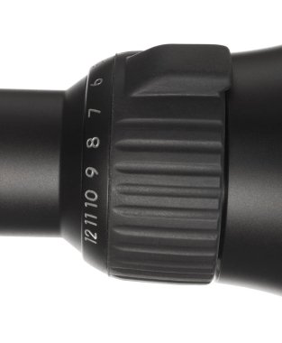 Büyütme üzerinde beyaz izole bir tüfeği kapsamında ayarlamak için kullanılan yüzük