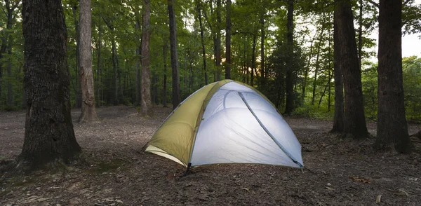Väl upplysta campingplats — Stockfoto