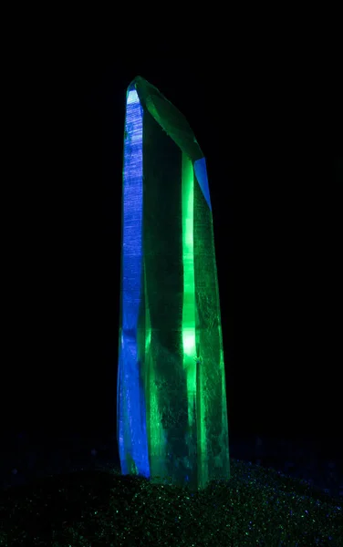 Синие Зеленые Огни Кварцевом Кристалле Черном Песке — стоковое фото