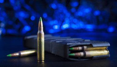 Dergi için bir Ar-15 cephane kartuşları mavi ile dolu