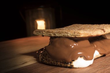 Smore çikolata erime ve arkasında bir kamp fener ile