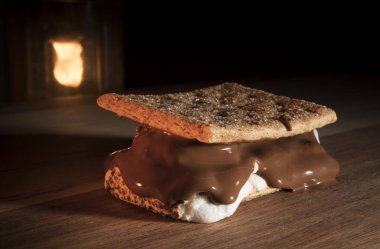 Smore kalın marshmallow ile ve çikolata ve kamp fener arkasında