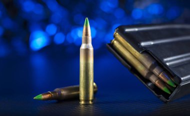 M855 mühimmat ve mavi bir arka plan ile modern bir spor tüfek için dergi