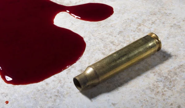 床タイルに血で空アサルト ライフル Ammunitioin — ストック写真