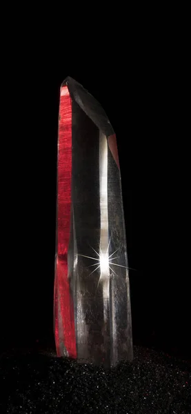 Quarzkristall Auf Schwarzem Sand Mit Rot Der Seite — Stockfoto