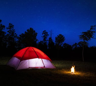 Küçük Naylon çadır ve gökyüzündeki yıldızlar kamp ateşi