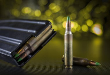 Madde işaretleri ve sarı bir saldırı tüfeği için cephane yüklü Dergisi