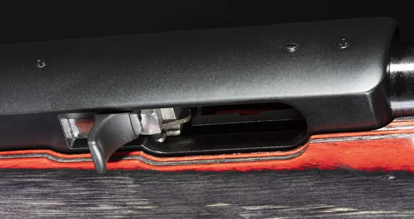 黒の背景に半自動ライフルのハンドルを充電 — ストック写真