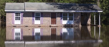 Wagram, North Carolina, Amerika Birleşik Devletleri/Eylül 18, 2018: kasırga Floransa sonra hemen güneyinde Raeford North Carolina bir köprüde yedekleme suları sel 