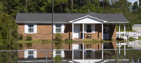 Wagram, North Carolina, Amerika Birleşik Devletleri/Eylül 18, 2018: kasırga Floransa sonra hemen güneyinde Raeford North Carolina bir köprüde yedekleme suları sel 