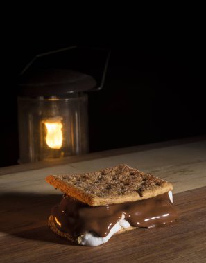 Tatlı smore kamp fener bir ahşap tablo