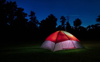 Çadır gece Kuzey Carolina'da yukarıdaki yıldızlar ile ışıklı