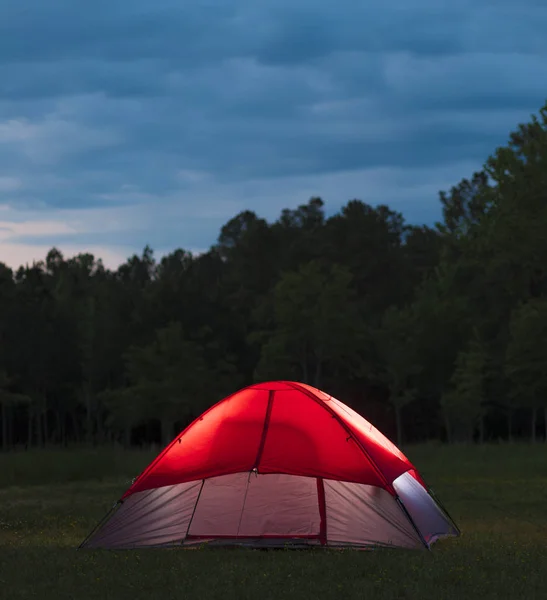 Lumières Brillantes Intérieur Une Tente Rouge Surmontée Près Une Forêt — Photo
