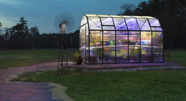 Rüzgar türbini ve güneş battıktan sonra sera