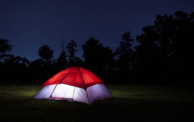 Kırmızı tepesinde Naylon çadır yukarıdaki yıldızlar ile yaktı